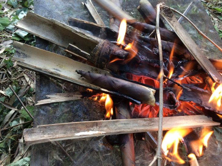 竹を器がわりにして焼く